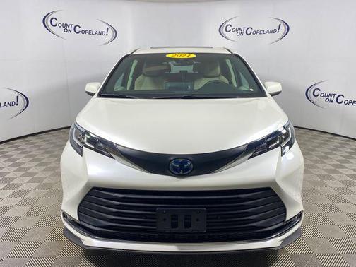 Blizzard Pearl 2021 Toyota Sienna XLE 7 Passenger