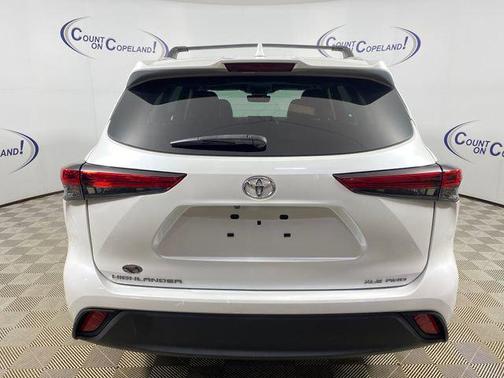 Wind Chill Pearl 2023 Toyota Highlander XLE