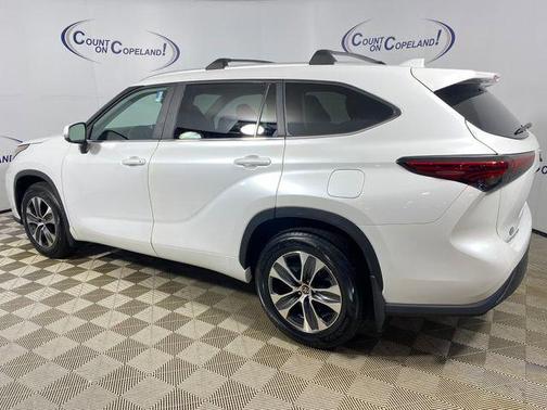 Wind Chill Pearl 2023 Toyota Highlander XLE