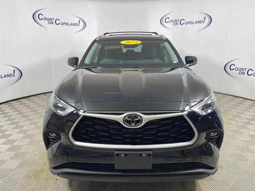 Midnight Black Metallic 2024 Toyota Highlander XLE