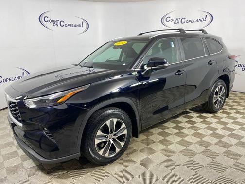 Midnight Black Metallic 2024 Toyota Highlander XLE