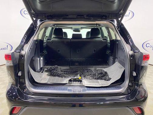 Midnight Black Metallic 2024 Toyota Highlander XLE