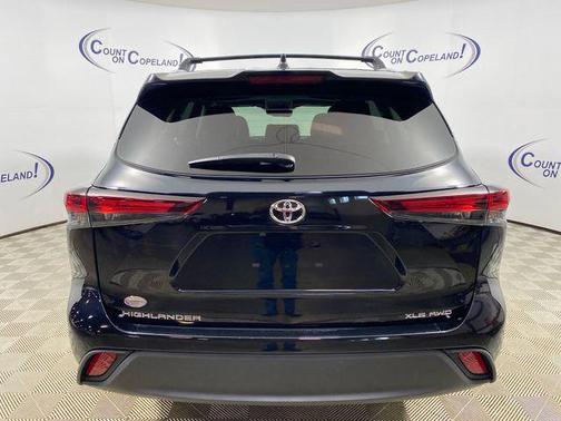 Midnight Black Metallic 2024 Toyota Highlander XLE