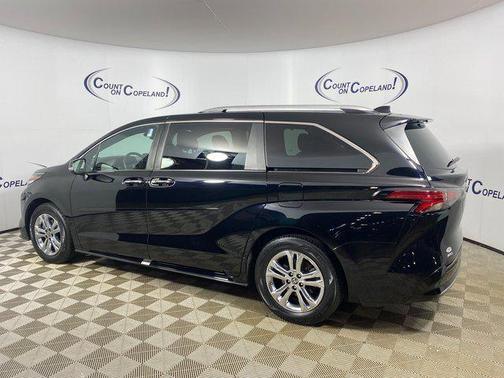 2022 Toyota Sienna Platinum 7 Passenger