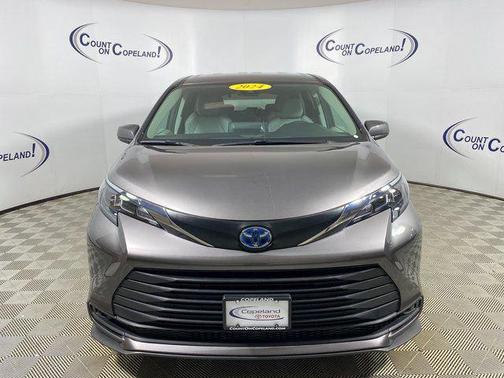 2024 Toyota Sienna LE