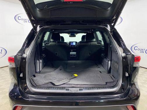 Midnight Black Metallic 2021 Toyota Highlander XSE