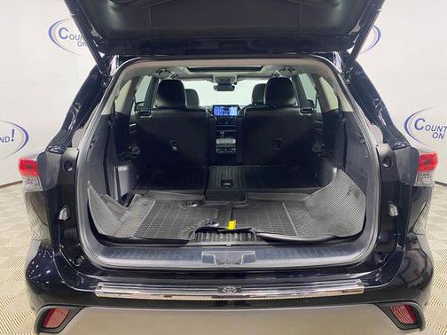 Midnight Black Metallic 2022 Toyota Highlander Platinum