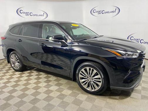 Midnight Black Metallic 2022 Toyota Highlander Platinum