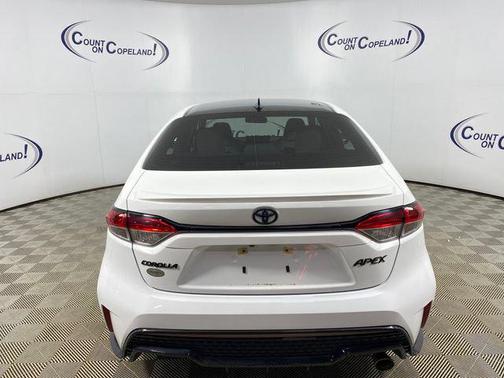 White w/Black Sand Pearl Roof 2022 Toyota Corolla SE