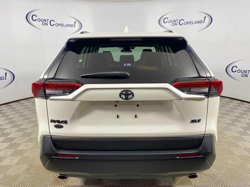 Blizzard Pearl 2022 Toyota RAV4 XLE Premium
