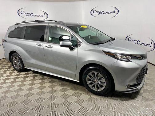 2022 Toyota Sienna XLE 8 Passenger
