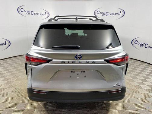 2022 Toyota Sienna XLE 8 Passenger