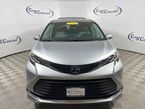 2022 Toyota Sienna XLE 8 Passenger
