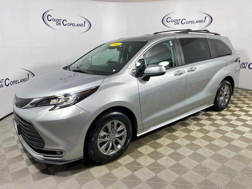 2022 Toyota Sienna XLE 8 Passenger