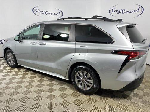 2022 Toyota Sienna XLE 8 Passenger