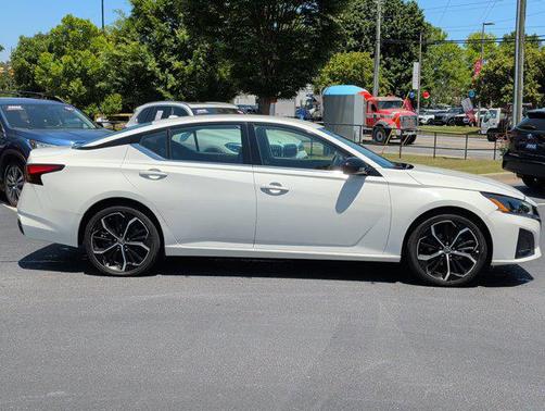 Glacier White 2024 Nissan Altima SR FWD