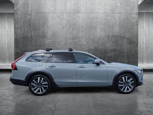 2025 Volvo V90 Cross Country B6 Ultra