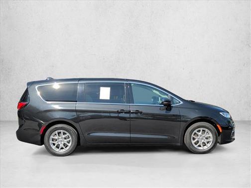 Brilliant Black Crystal Pearlcoat 2023 Chrysler Pacifica Touring L