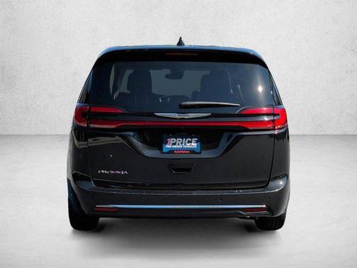 Brilliant Black Crystal Pearlcoat 2023 Chrysler Pacifica Touring L