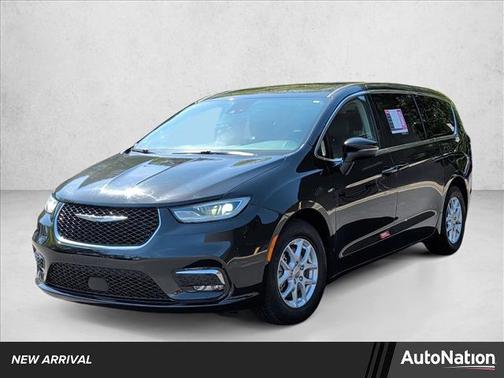 Brilliant Black Crystal Pearlcoat 2023 Chrysler Pacifica Touring L