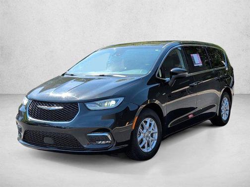 Brilliant Black Crystal Pearlcoat 2023 Chrysler Pacifica Touring L