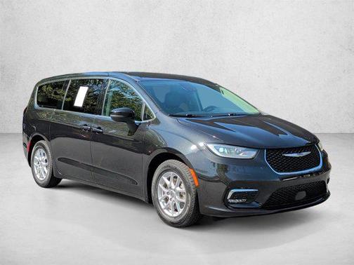 Brilliant Black Crystal Pearlcoat 2023 Chrysler Pacifica Touring L