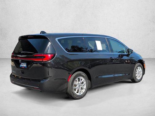 Brilliant Black Crystal Pearlcoat 2023 Chrysler Pacifica Touring L