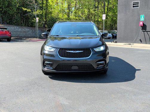 Brilliant Black Crystal Pearlcoat 2023 Chrysler Pacifica Touring L