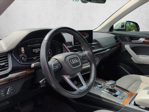 Florett Silver Metallic 2018 Audi Q5 2.0T Premium Plus