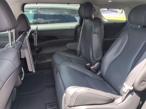 Ceramic Silver 2025 Kia Carnival SX Prestige