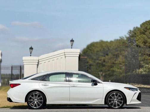 White 2019 Toyota Avalon XSE