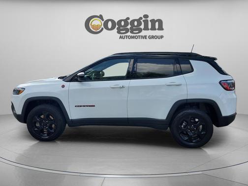 Diamond Black Crystal Pearlcoat 2023 Jeep Compass Trailhawk