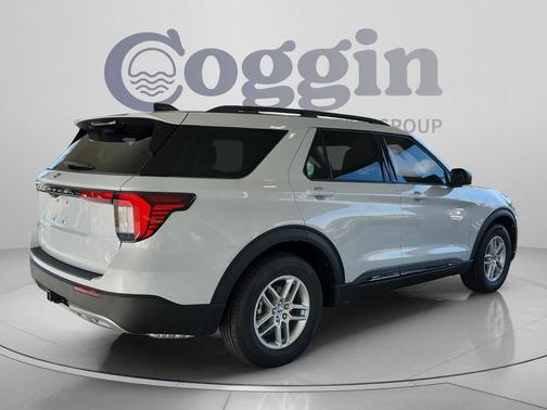 Space White Metallic 2026 Ford Explorer Active