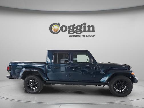 Fathom Blue Pearlcoat 2025 Jeep Gladiator Nighthawk
