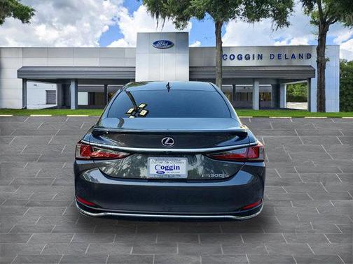 2022 Lexus ES 300h Base
