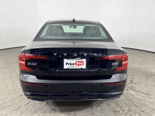 2024 Volvo S60 B5 Plus Dark Theme