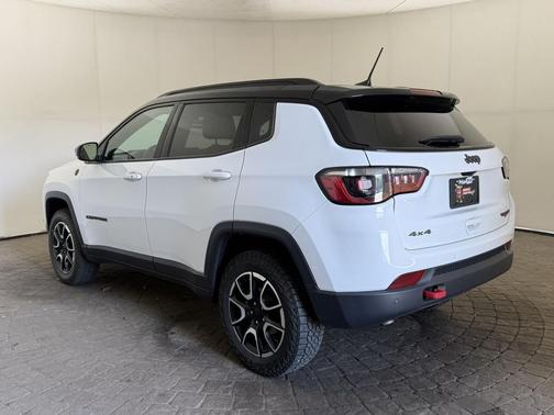 Bright White Clearcoat 2024 Jeep Compass Trailhawk