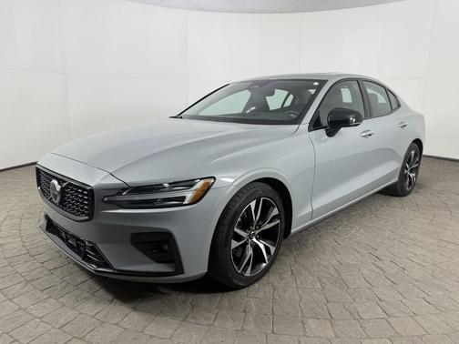 Vapour Grey Metallic 2024 Volvo S60 B5 FWD Core Dark Theme