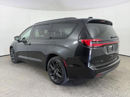 Brilliant Black Crystal Pearlcoat 2023 Chrysler Pacifica Limited