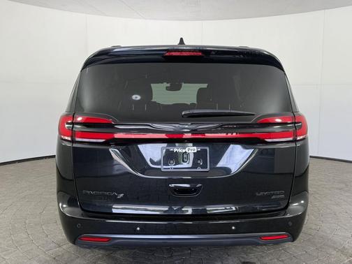 Brilliant Black Crystal Pearlcoat 2023 Chrysler Pacifica Limited