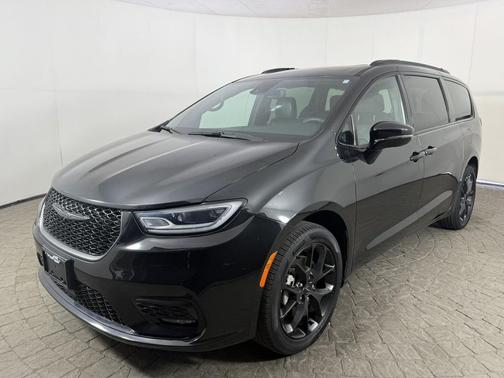 Brilliant Black Crystal Pearlcoat 2023 Chrysler Pacifica Limited