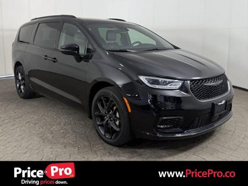 Brilliant Black Crystal Pearlcoat 2023 Chrysler Pacifica Limited