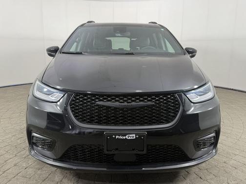 Brilliant Black Crystal Pearlcoat 2023 Chrysler Pacifica Limited