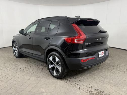 2024 Volvo XC40 Plus Dark Theme