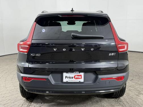 2024 Volvo XC40 Plus Dark Theme