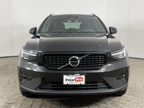 2024 Volvo XC40 Plus Dark Theme
