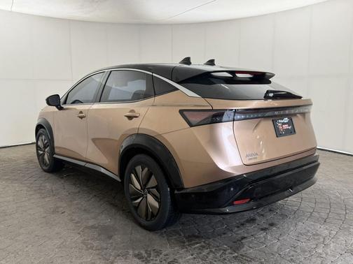 Sunrise Copper Pearl/Black Diamond Pearl 2023 Nissan ARIYA PREMIERE w/Panoramic roof/Leather