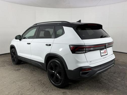 Pure White w/Deep Black Roof 2025 Volkswagen Taos SE Black 4MOTION