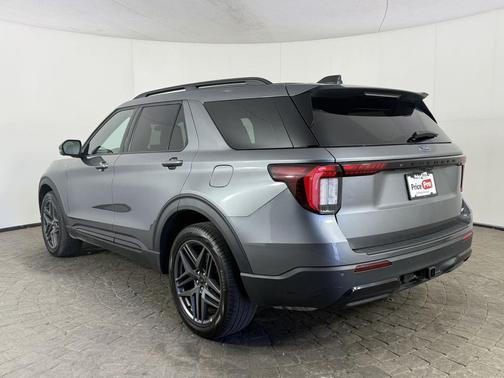 Carbonized Gray Metallic 2025 Ford Explorer ST-Line 4WD