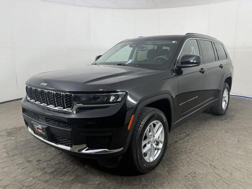 Diamond Black Crystal Pearlcoat 2023 Jeep Grand Cherokee L Laredo
